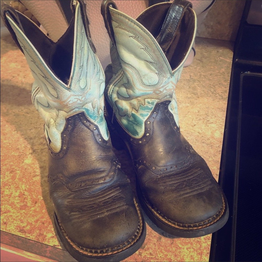 Justin boots fat babies Justins 8.5.  Didn’t fit me very well so having to sell!